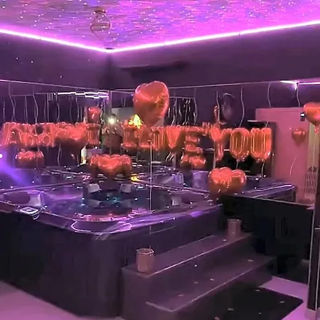 La Gold Jacuzzi & Sauna Prive * פרפיניין